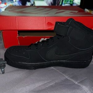 Black nike shoes